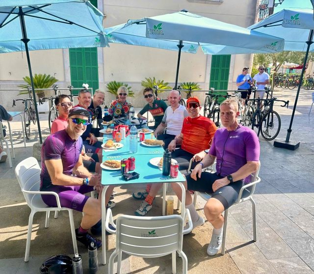 A fine looking bunch relaxing in the beautiful square of Petra. With an epic week ahead you have to make the most of the stops, easy when you have lots of nice cakes and snacks to choose from 🍰🥮🥪🥖#Vamos!
#mallorcacycling