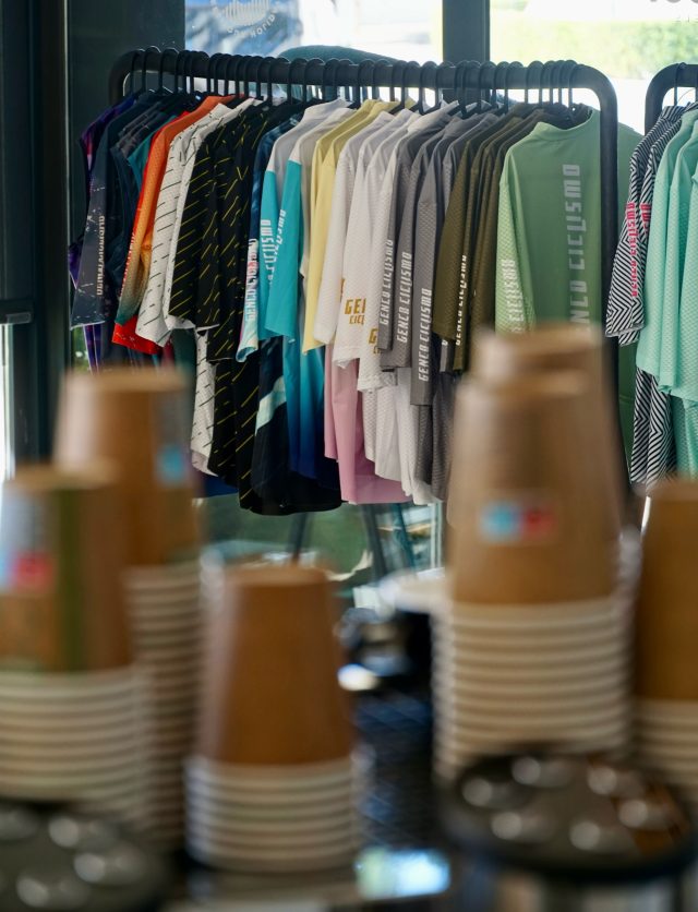☕ Come and visit our Club HouseGrab a coffee, have a look around and discover Genco Ciclismo @gencociclismo, our exclusive on-location cycling clothing brand, alongside a selection of products from our partner brands.🇮🇹 Genco Ciclismo is made using premium Italian fabrics, with limited-edition capsule collections developed by us and tested right here in Mallorca.Open daily | 08:00–13:00 & 15:00–18:00