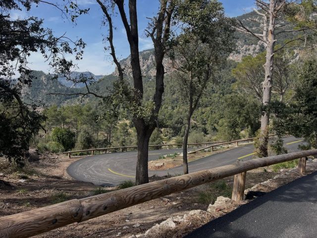 Through the clearing and over the summits something magical awaits you.Guided Experience dates available:May 20th-27th
September 18th-25th
October 3rd-10thFull information on our website.#mallorcacycling
#cyclingparadise
#sacalobra
#formentor
